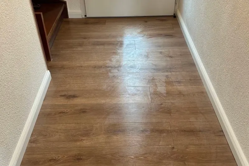 Langer Flur mit neu verlegtem Dielenboden in warmem Holzton