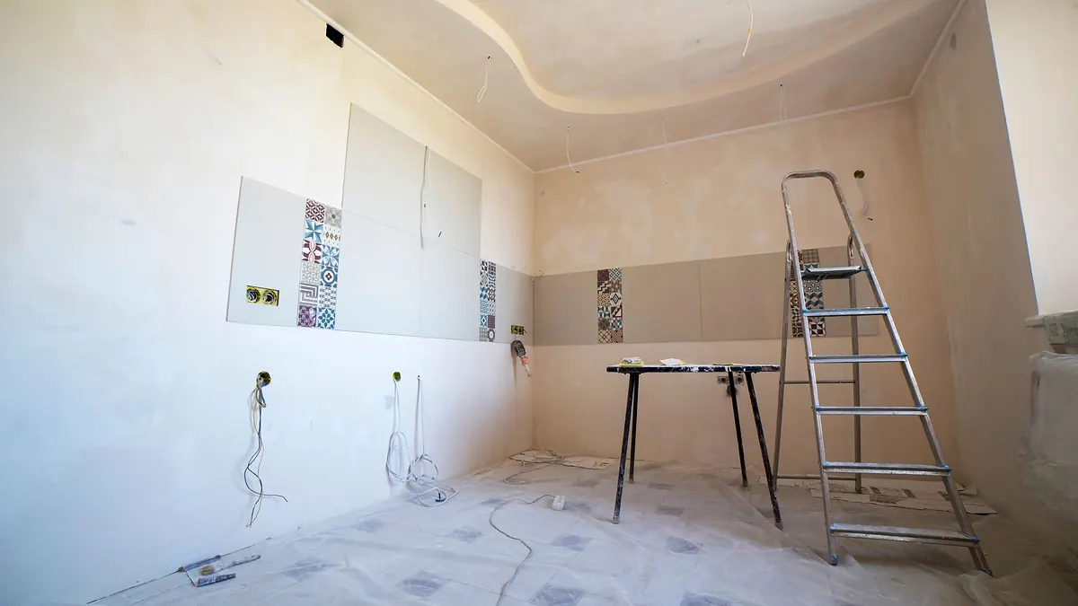 Zimmer mit Dachschräge und fertig verlegtem Boden im Fischgrätmuster, Arbeit von Hamid Bau & Service
