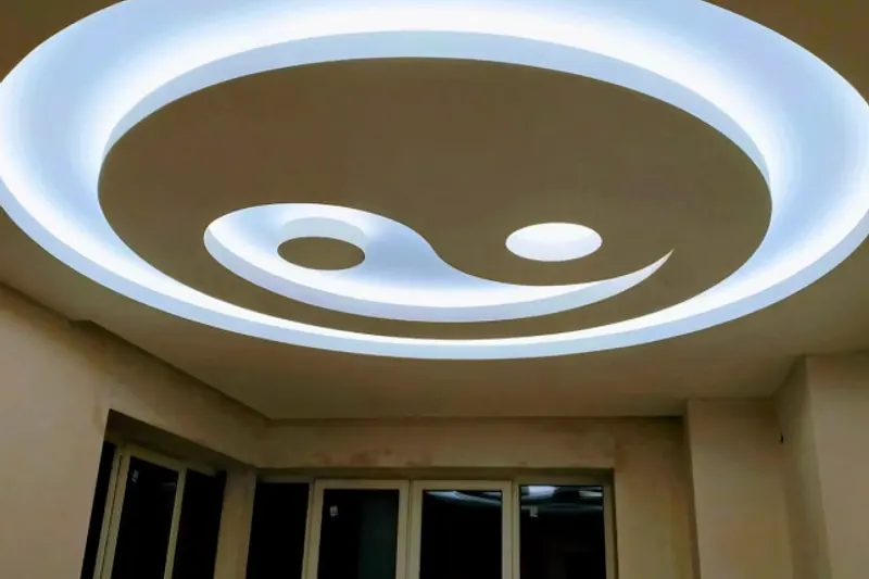 Decke mit rund geführtem, beleuchtetem Lichtband über glatt gespachtelter Fläche