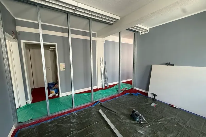 Gestelltes Metallständerwerk für eine neue Trennwand, Boden abgedeckt